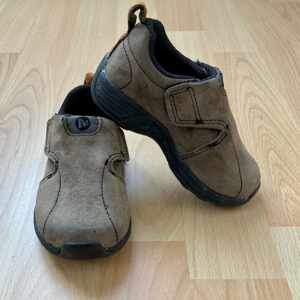 Merrell:  Toddler boy’s size 6 suede shoes in Gun smoke.